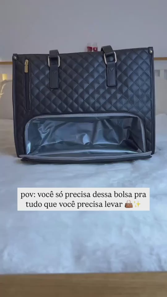 Mulher colocando bolsas térmicas com comida, snacks e bebidas em latas dentro de uma bolsa de viagem dobrável impermeável de grande capacidade preta, adicionando telemóvel, livro, carteira, carregador e portátil, fechando a bolsa e saindo.