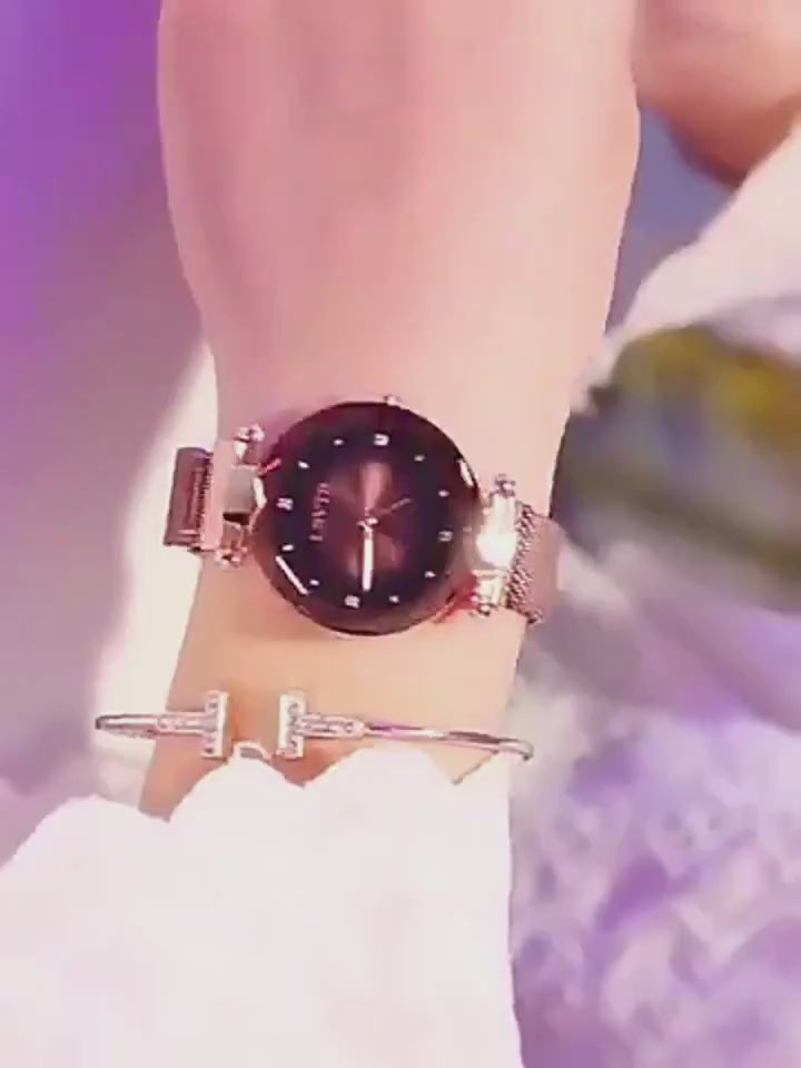 Video showcasing multiple women´s watches and bracelet worn on the wrist, highlighting different designs.