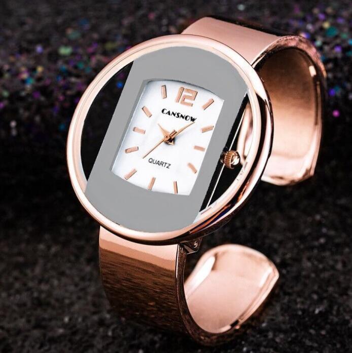 Women´s rose bracelet watch with reflective finish under bright studio lighting.