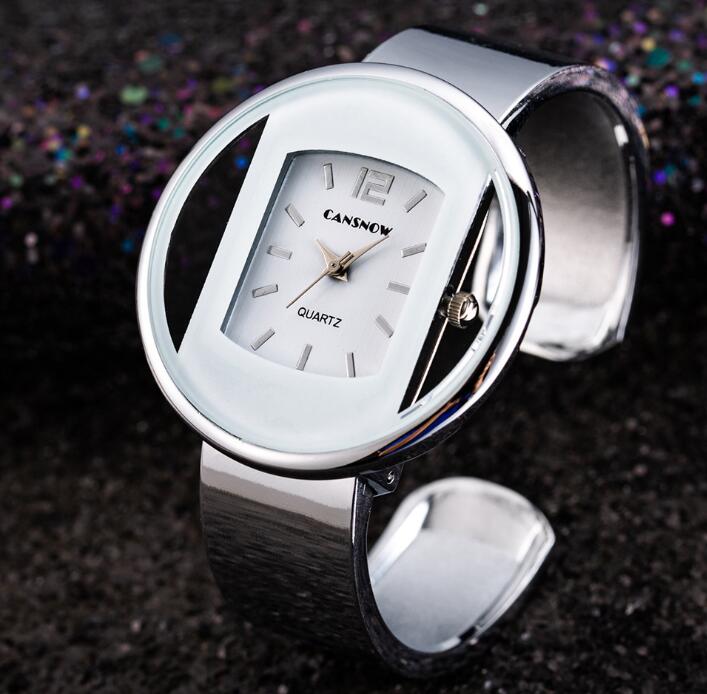 Women´s silver bracelet watch with reflective finish under bright studio light.